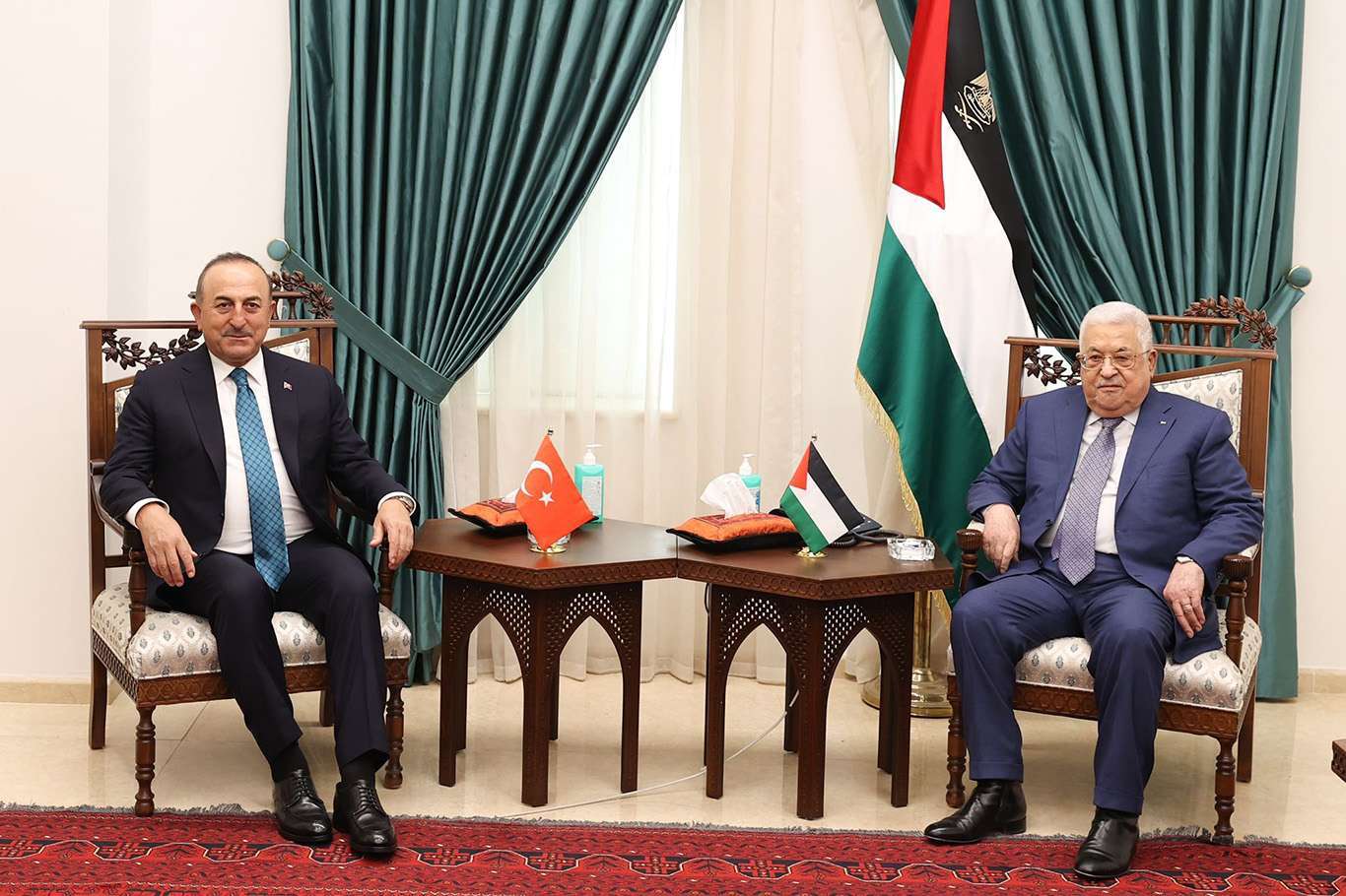 Turkish FM meets Palestinian President Abbas in Ramallah